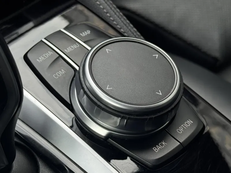 BMW Řada 5 – M550i xDrive Laser, DPH, 1.Maj