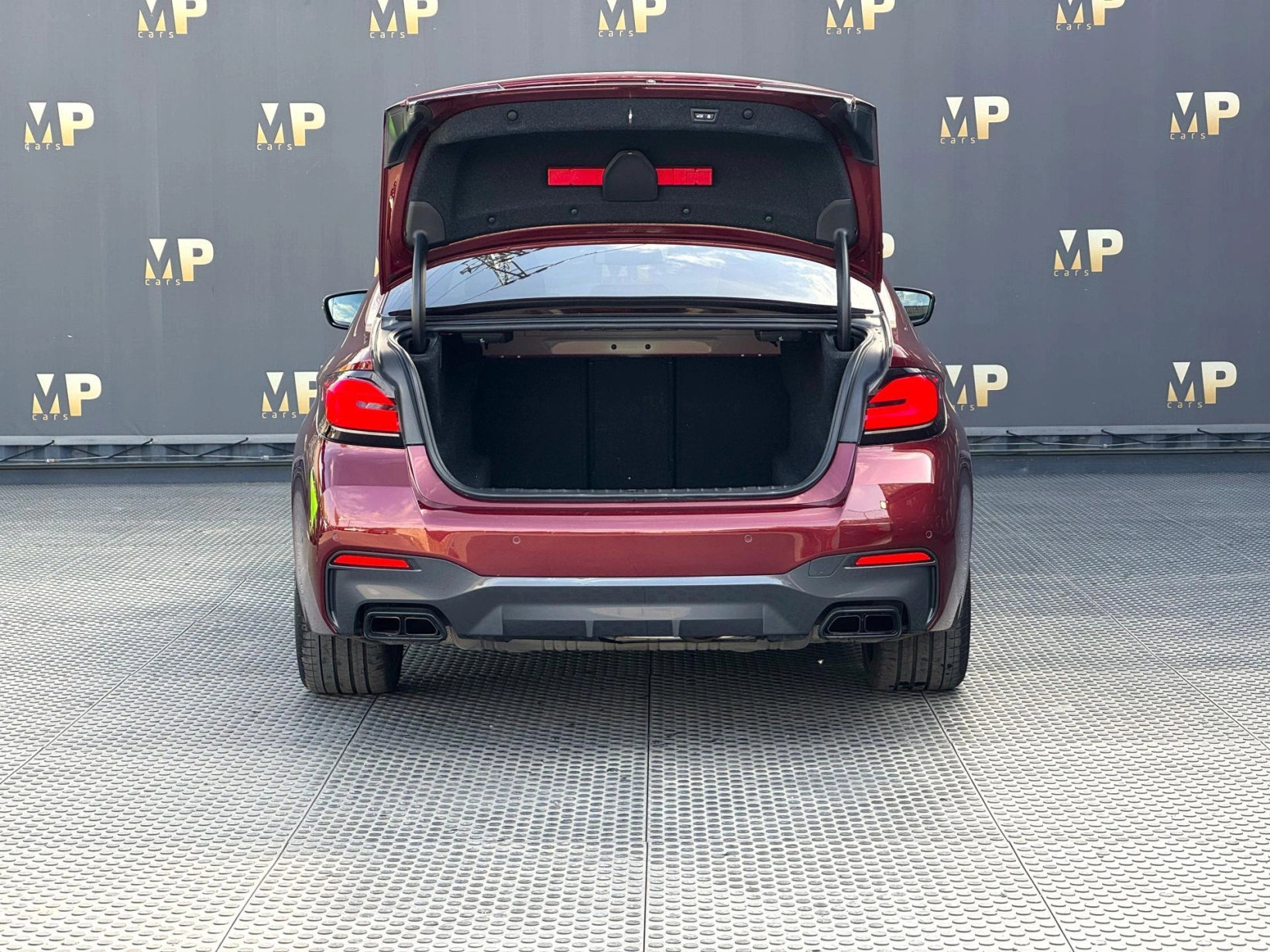 BMW Řada 5 – M550i xDrive Laser, DPH, 1.Maj