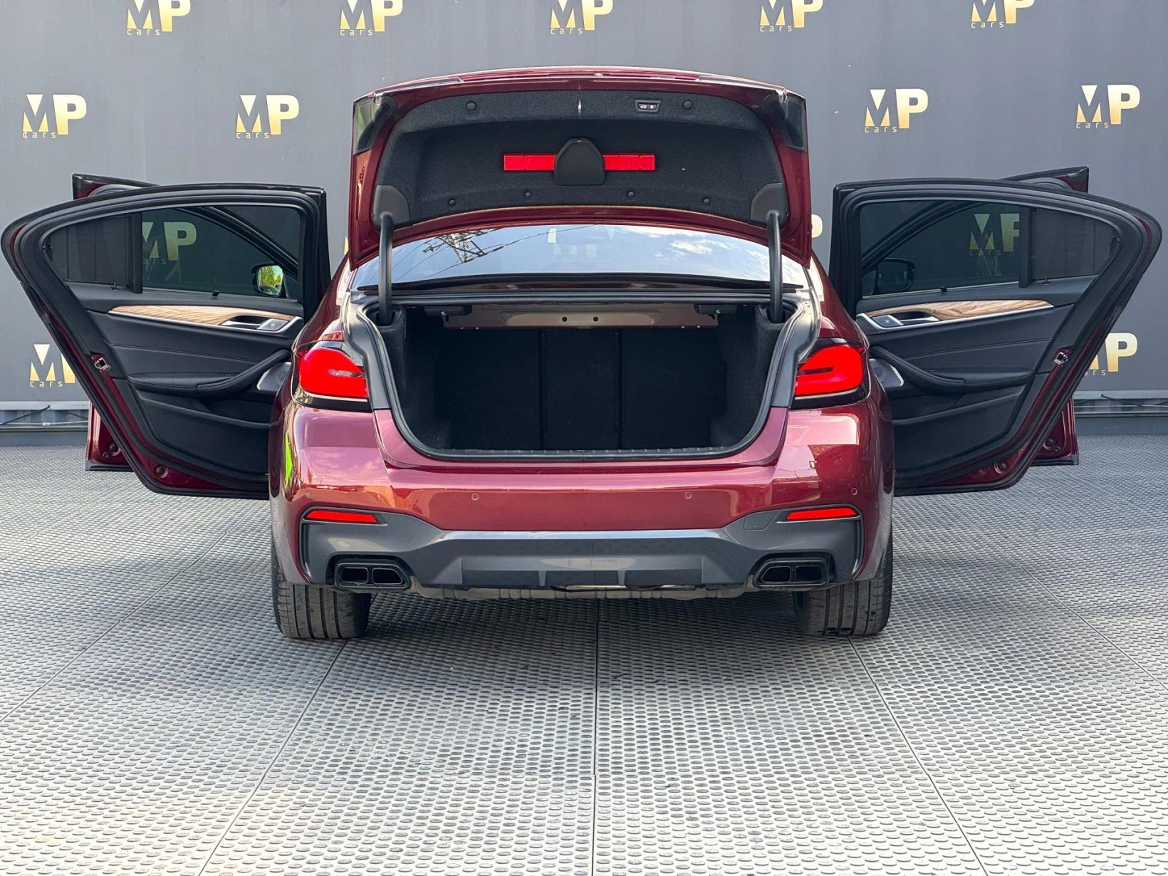 BMW Řada 5 – M550i xDrive Laser, DPH, 1.Maj