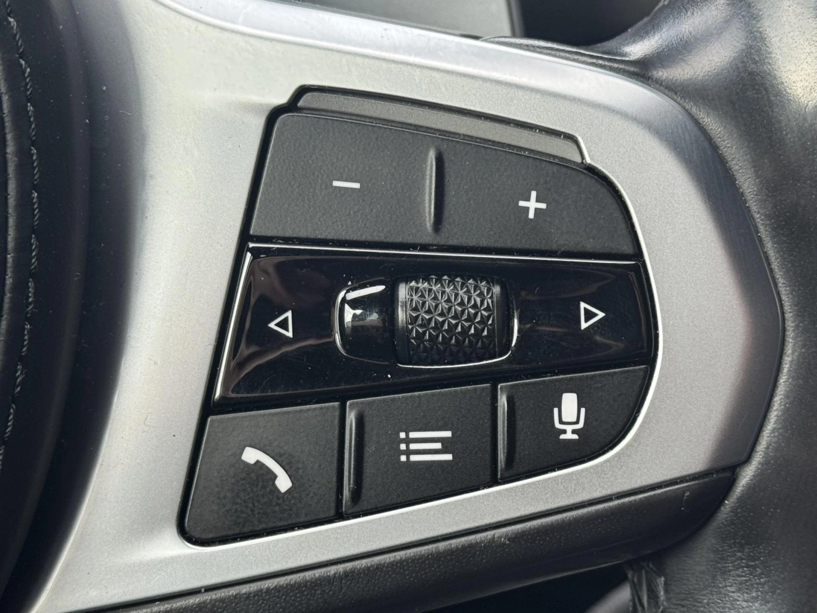 BMW Řada 5 – M550i xDrive Laser, DPH, 1.Maj