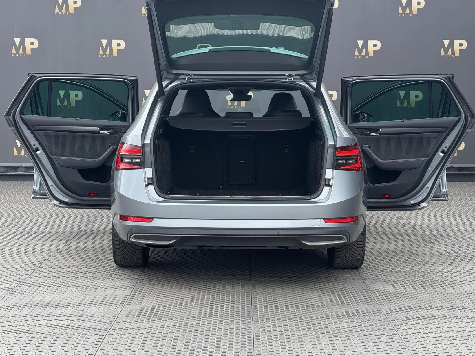 Škoda Superb – 2.0TDi DSG Sportline ACC Kessy